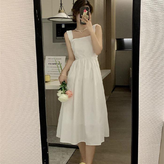 Petite 2024 French Square Neck Suspender Dress: Summer Waist-Cinching, Slimming, Niche Design for Women’s Elegant Style.