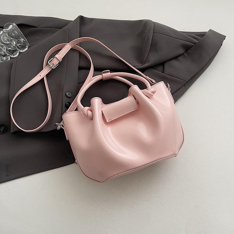 

Летняя популярная маленькая сумка женская 2025 новая модная универсальная сумка-мессенджер премиальная сумочка