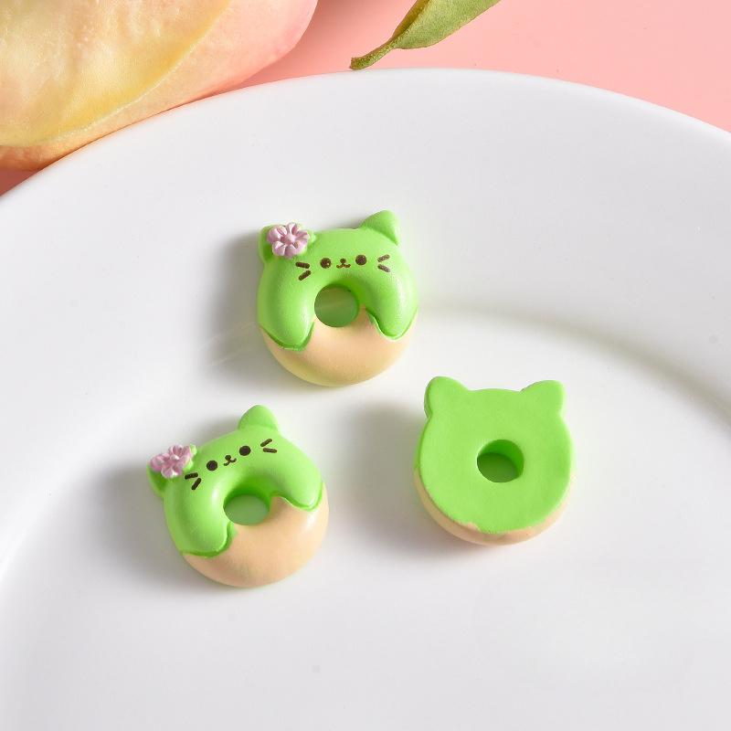 

Мультяшный макарон с цветком сакуры, смоляные аксессуары, ручная работа, украшение для торта, наклейки для мобильного телефона и холодильника Matcha Cat doughnut