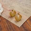 Titanstahl Kleine Goldperlen Spleißgitter-ähnliches C-förmiges Nischen-Design Hongkong-Stil Beschichtet mit 18 Karat Gold Steckerohrringe und Ohrschmuck