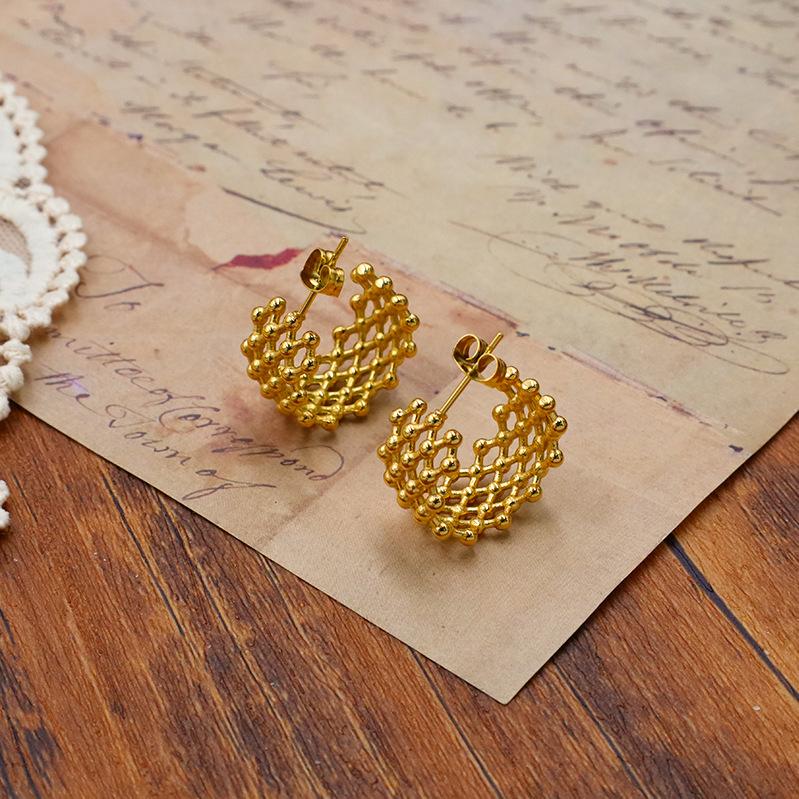 Titanstahl Kleine Goldperlen Spleißgitter-ähnliches C-förmiges Nischen-Design Hongkong-Stil Beschichtet mit 18 Karat Gold Steckerohrringe und Ohrschmuck