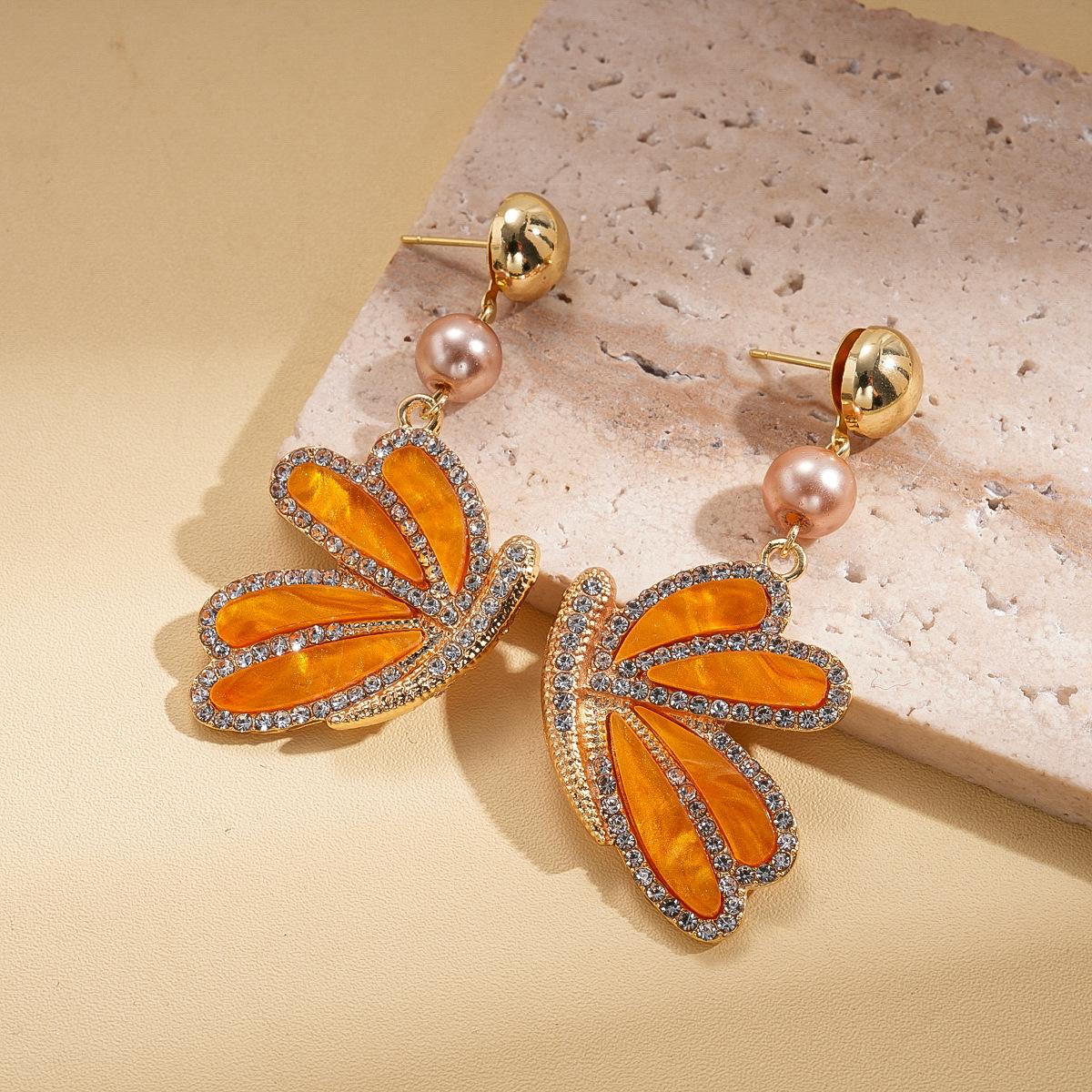 

Diamond-encrusted glass imitation pearl beaded acetate plate wing necklace vintage necklace