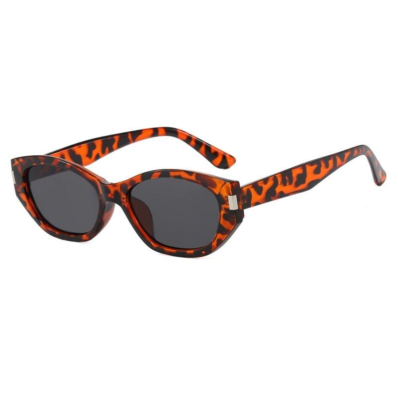 Retro Cat Eye Sunglasses Women Narrow Frame Designer Rivet Punk Gradient Lens Vintage Summer Eyewear