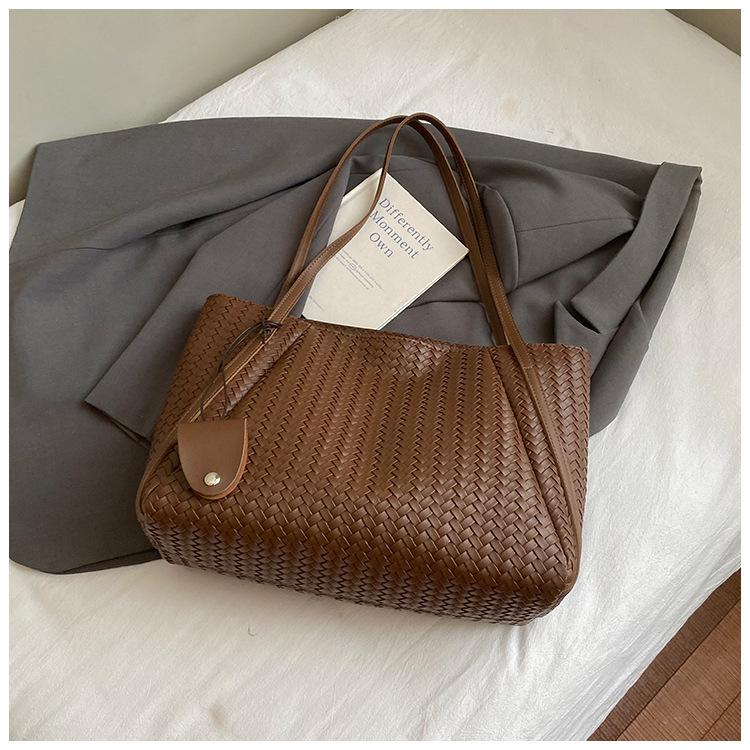 Large capacity bag women's tote bag 2025 new retro versatile shoulder bag woven pattern fashion underarm bag