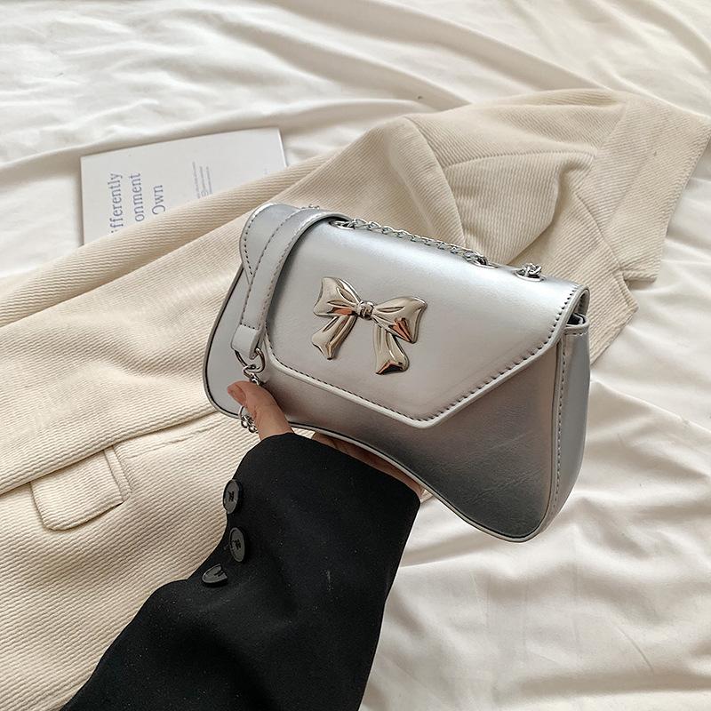

Маленькая сумка в иностранном стиле женская 2025 новая с бантом персонализированная повседневная сумка-мессенджер модная и красивая маленькая квадратная сумка женская серебряный