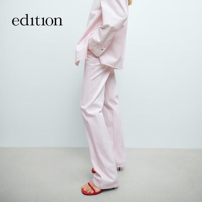 

Женские джинсы прямого кроя цвета светлого персиково-розового с принтом S