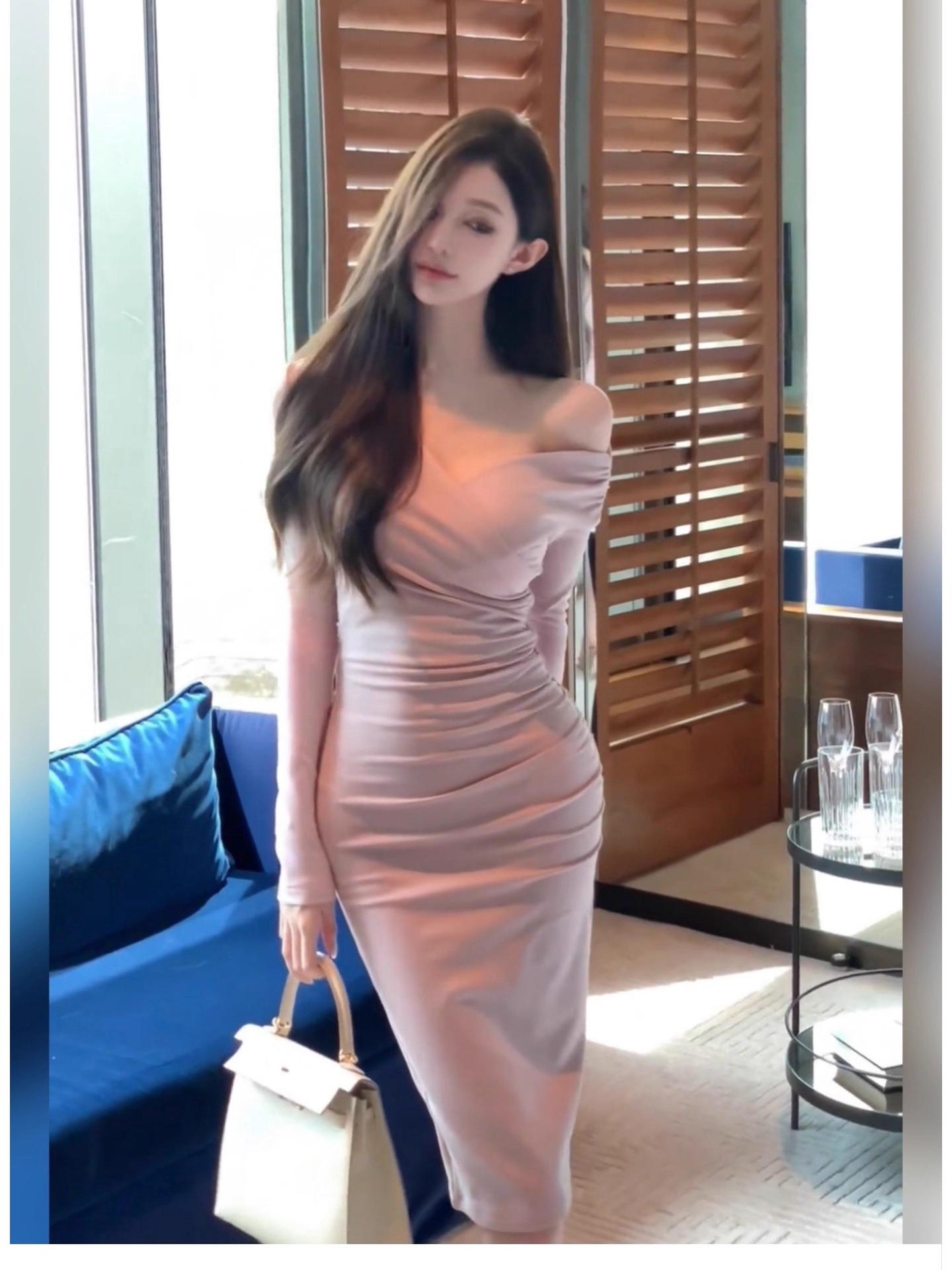 

Pure Desire Spicy Girl V-neck One-Shoulder Ruched Dress: Women s Autumn/Winter Slimming French-Style Waist-Cinching Bodycon Skirt L