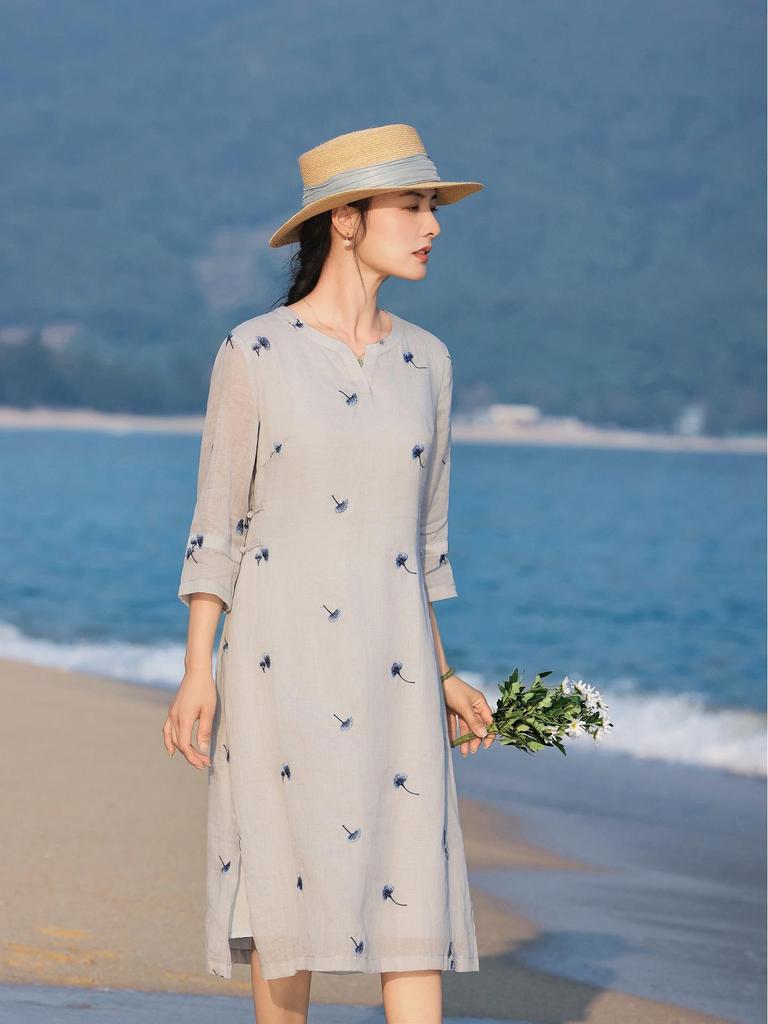 2026 Women's Retro V-neck Midi Dress - Elegant Cheongsam Style with Embroidered Three-Quarter Sleeves and Waist-Cinching Skirt