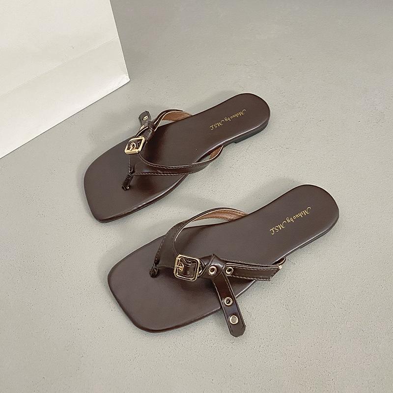 2025 new spring and summer square head flat bottom belt buckle retro pinch foot outer wear holiday sandals flip-flops