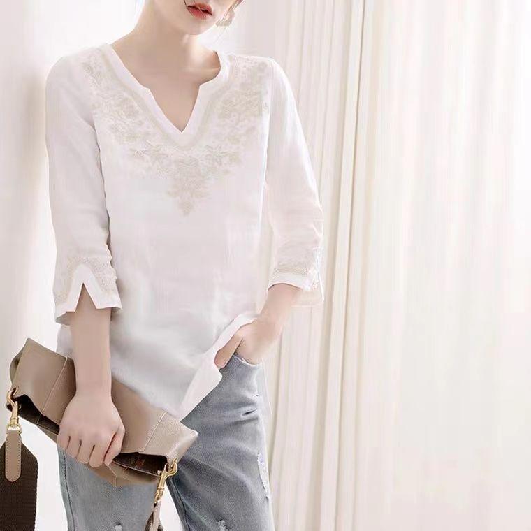 V-Ausschnitt-Shirt für Damen, exquisite handgefertigte, strapazierfähige Blumenstickerei, lockere Passform, mittellanger, gebogener Kragen, weißes T-Shirt mit 7-Zoll-Ärmeln