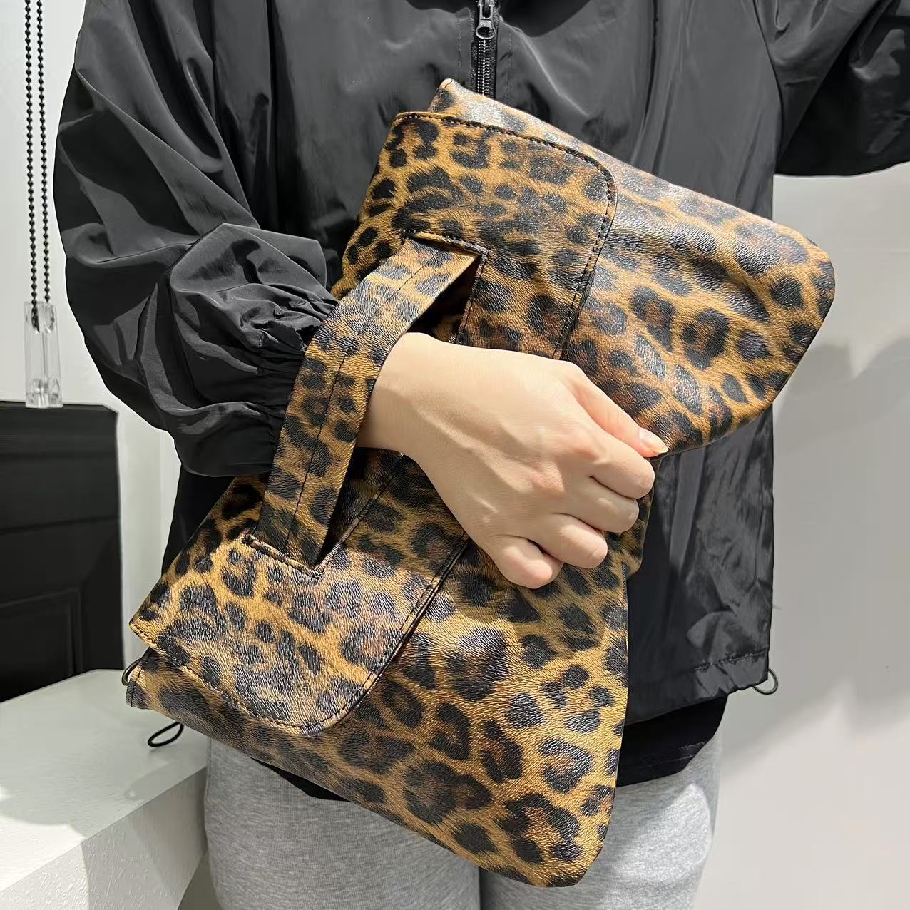 

New Crocodile Pattern Strap Handbag, Large Capacity Document Bag, Storage Bag, Official Document Bag леопард друку кольору