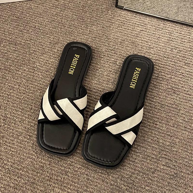 Internet celebrity fashion super fire slippers women summer wear new French flat bottom out beach explosion small fragrant sandals