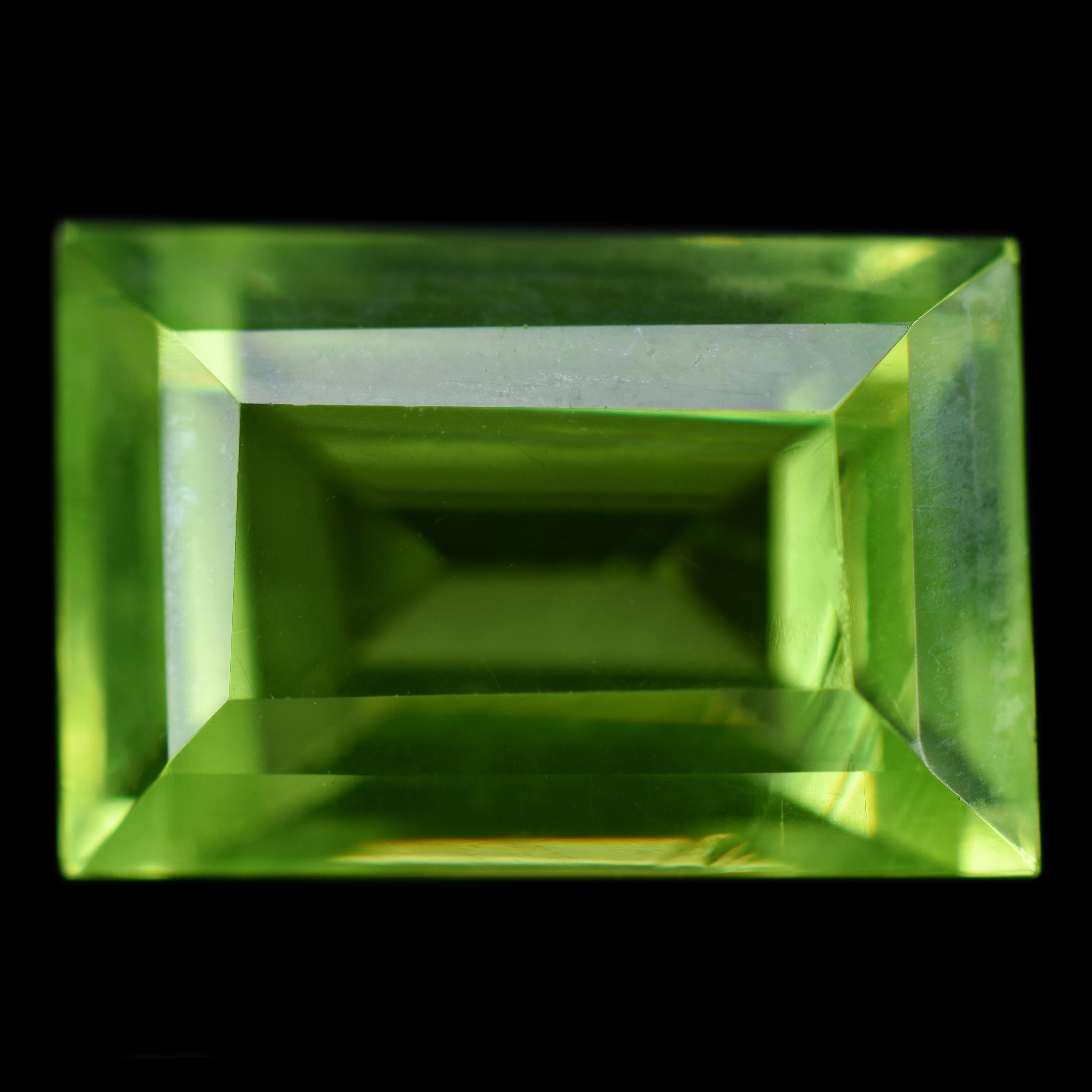 

Green Peridot 10ct Baguette Cut Certified Loose Gemstone 14.4 mm зелений