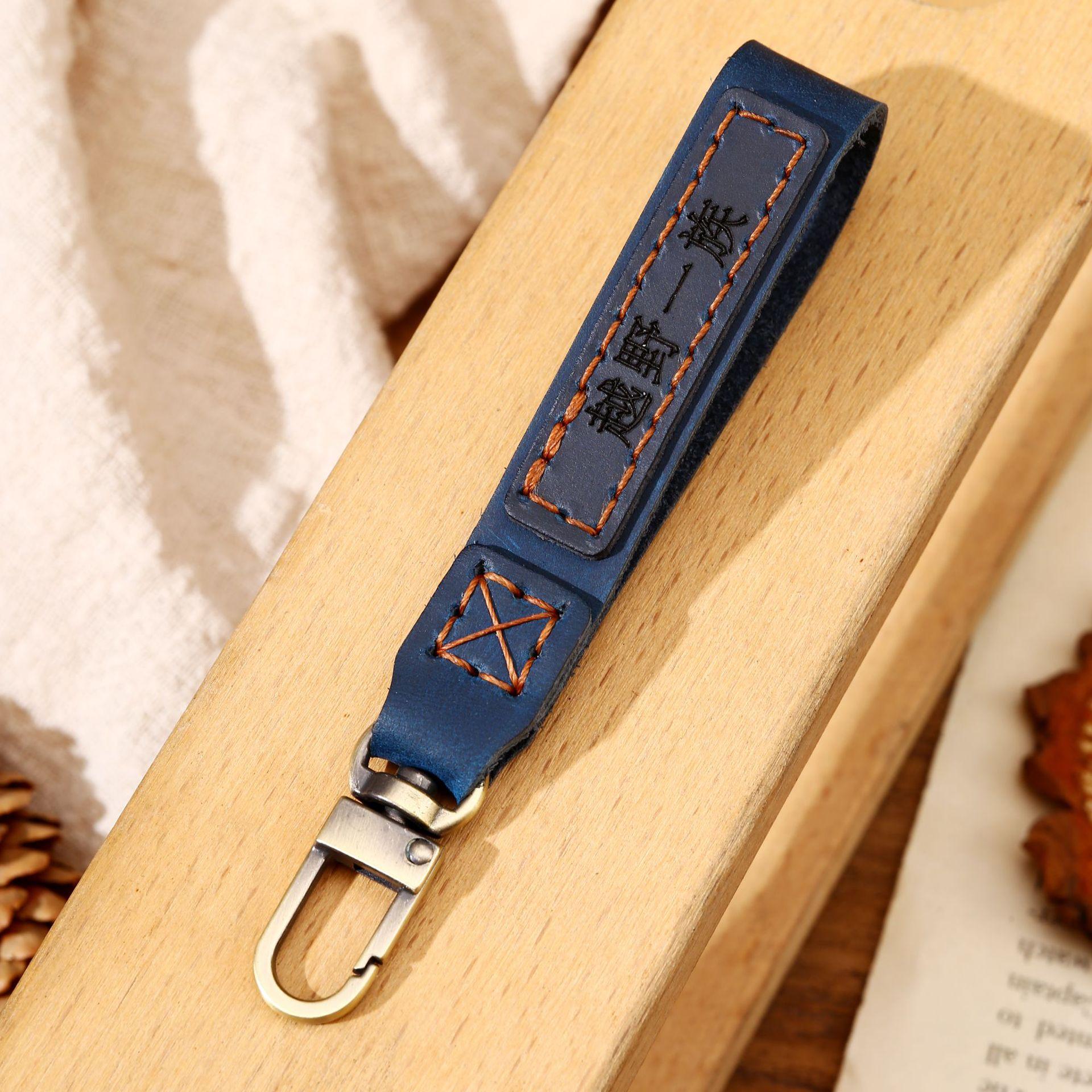 

Брелок полностью ручной работы, первый слой коровьей кожи изготовлен из натуральной кожи, а на номерной табличке выгравировано а