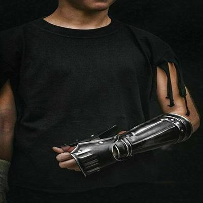 Braçadeira única de aço enegrecido medieval do anime Berserk para Guts cosplay LOTR