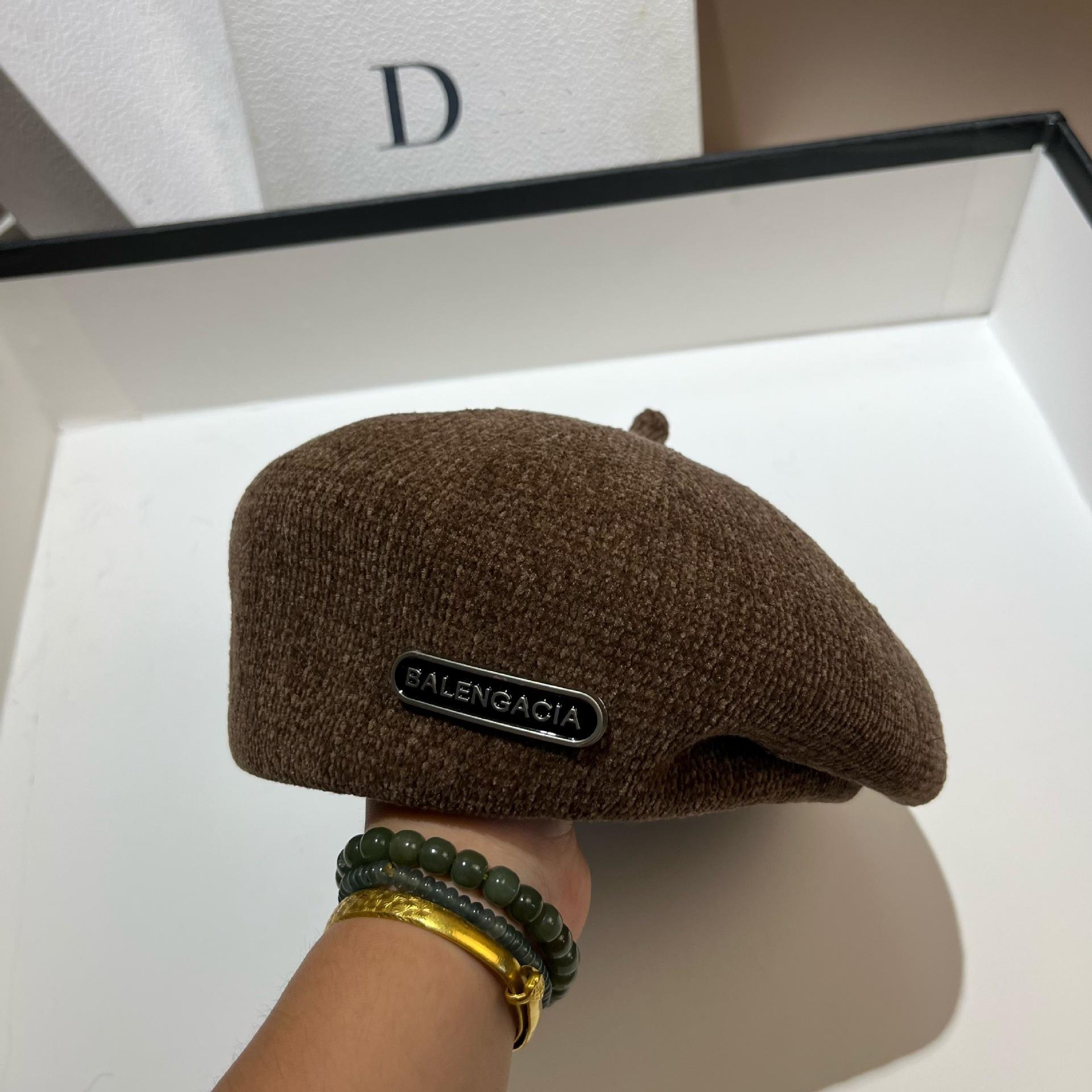 

Alphabet Irregular Beret Women S Japanese Simple Styling Chenille Painter Hat Adjustable темно-коричневого кольору