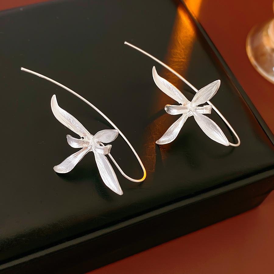 New Chinese-style Vintage Versatile Iris-inspired Earrings in A Minimalist Fashion Style