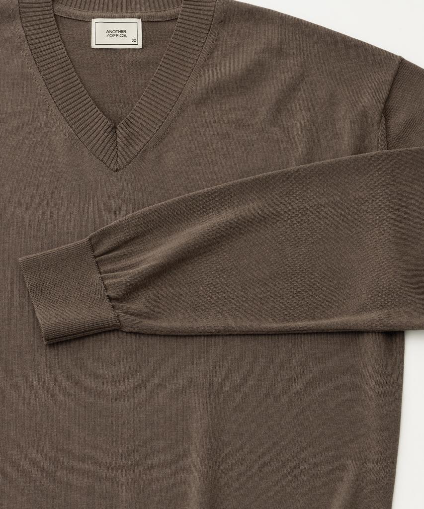 ANOTHER OFFICE Current Silk V-Neck Knit (Mild Brown)