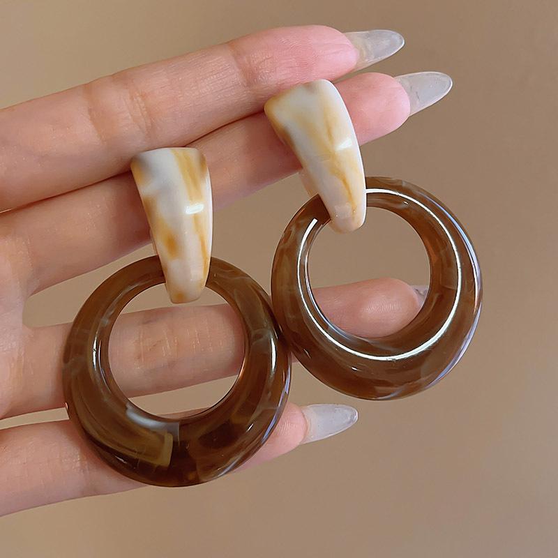 Boucles d'oreilles simples haut de gamme pour femmes automne/hiver 2025: Design polyvalent avec le système de couleur Maillard