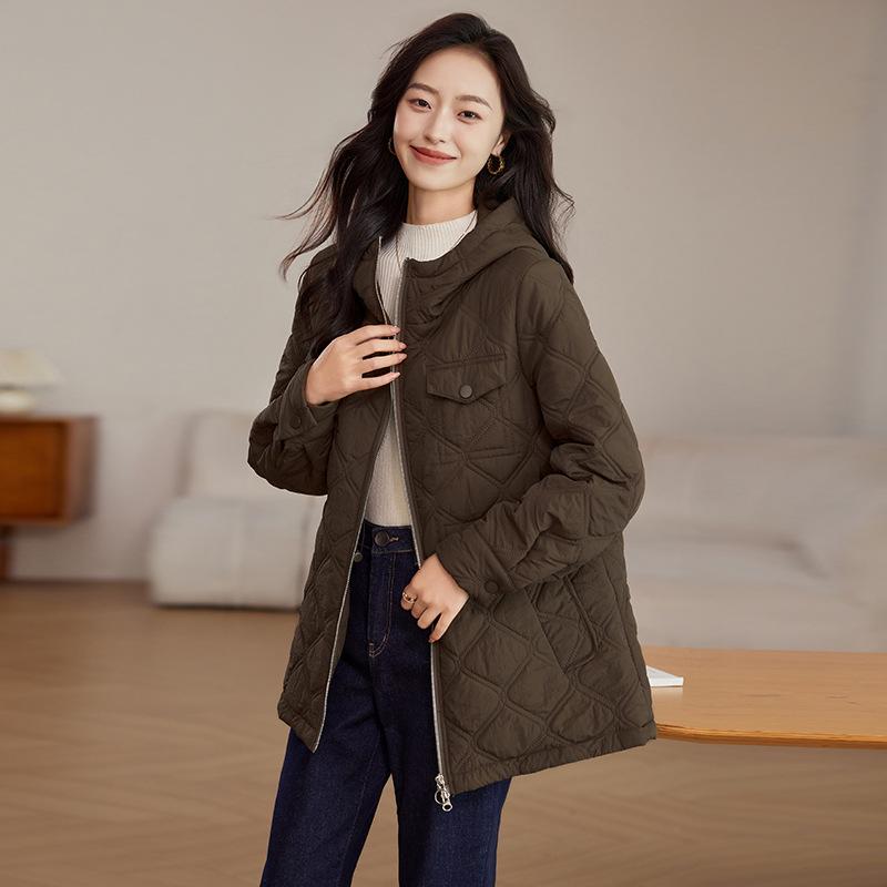 

Женское зимнее хлопковое пальто с капюшоном 2024: Миди-длина, приталенный силуэт, стройнящий, повседневный стиль для мам среднего возраста. M (for 90-115 jin) кофейный