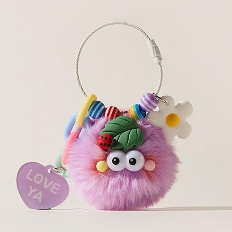 Милый плюшевый брелок в виде божьей коровки и угольного шарика.