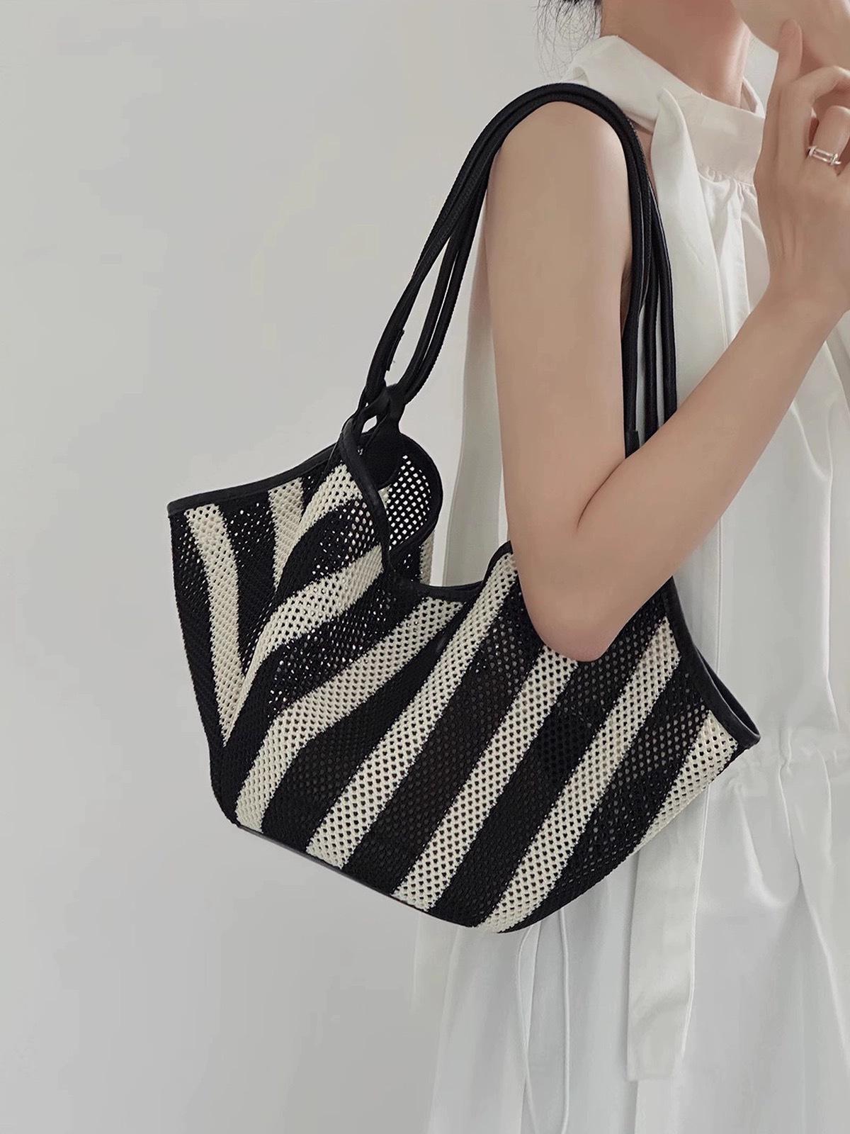 

Нишевая корейская версия большой вместительной плетеной сумки-тоут, летняя новинка, полая, в ленивом стиле, на плечо, подмышку, пляжная сумка