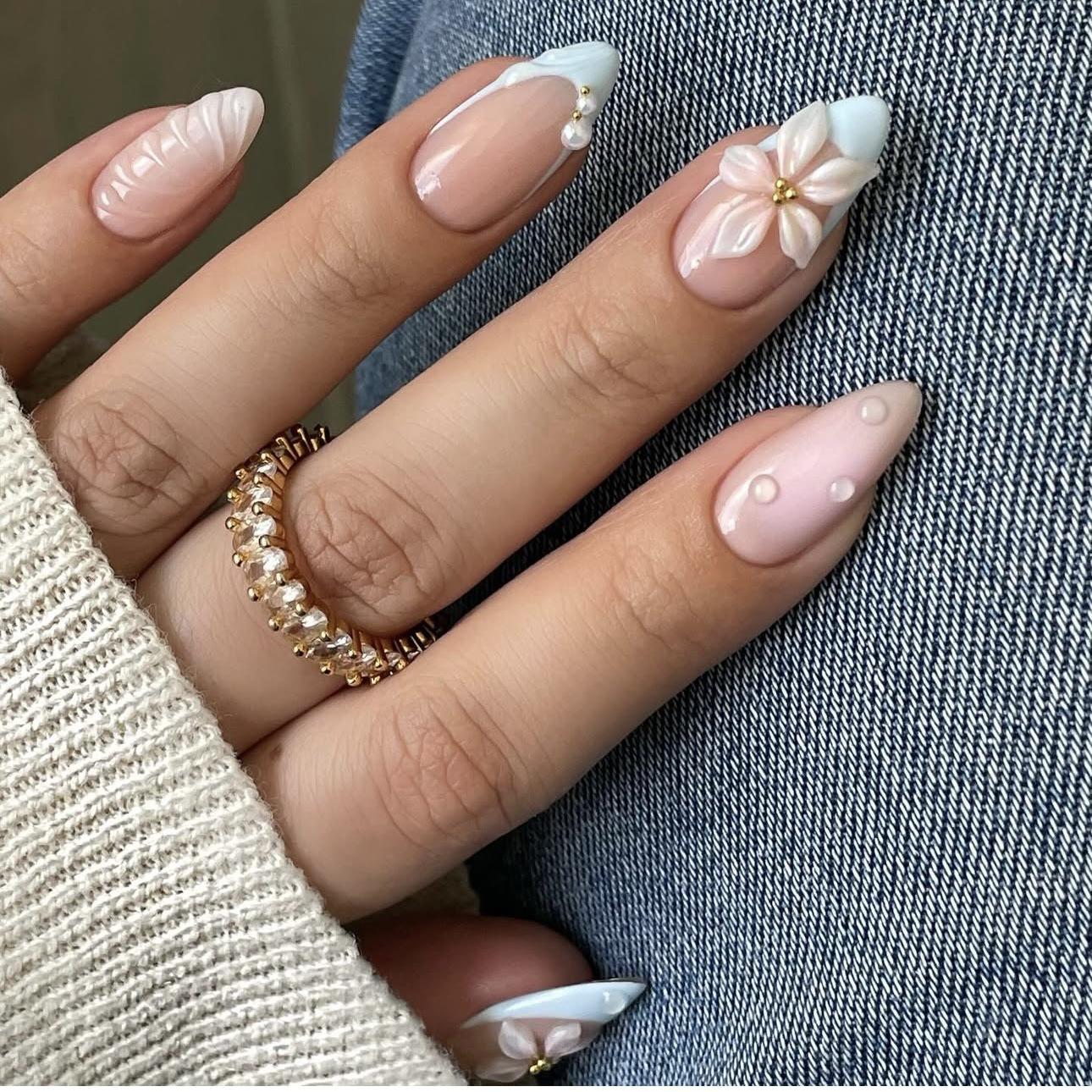 

24 шт. Розовые миндалевидные накладные ногти Полное покрытие Резной цветок 3D Рябь Французские накладные ногти для женщин с золотым жемчугом Носимый ноготь