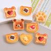 6 Stück gemischte Cartoon-Bären-Schokoladen-Toast-Harz-Anhänger Liebe Erdbeermarmelade Erdbeerbär-Pfote Schokolade Flachrückseite DIY-Basteln