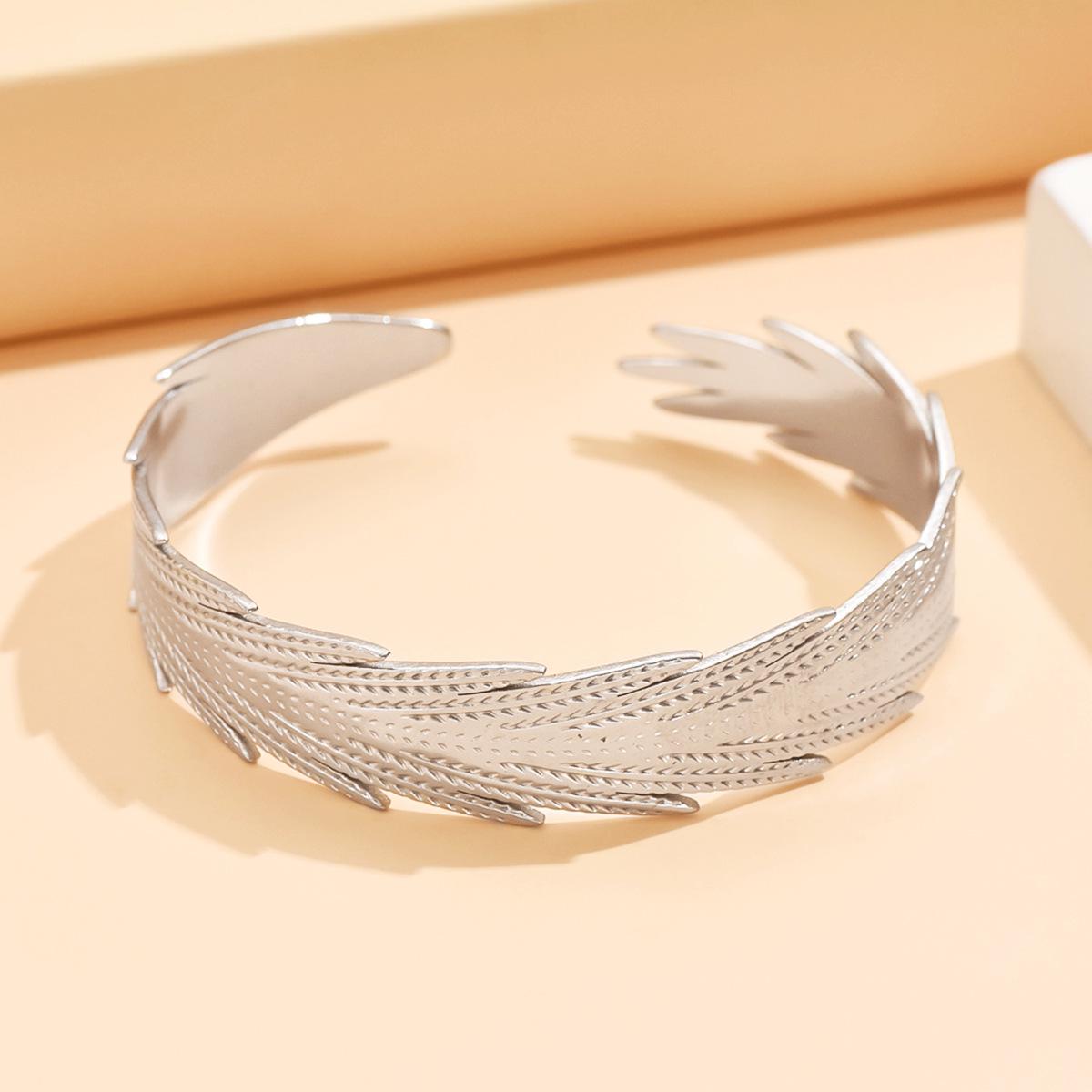 Stainless Steel Elegant Leaf Open Cuff Bracelet - 18K Gold Plated Fashionable C-Shaped Design