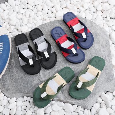 Trendige, bunte Flip-Flops für den Sommer für drinnen und draußen am Strand