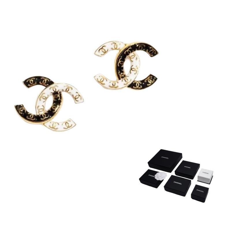 

CHANEL [24P Spring and Summer] Contrast Design Double C Logo Metal Earrings Women s Black/White чорний