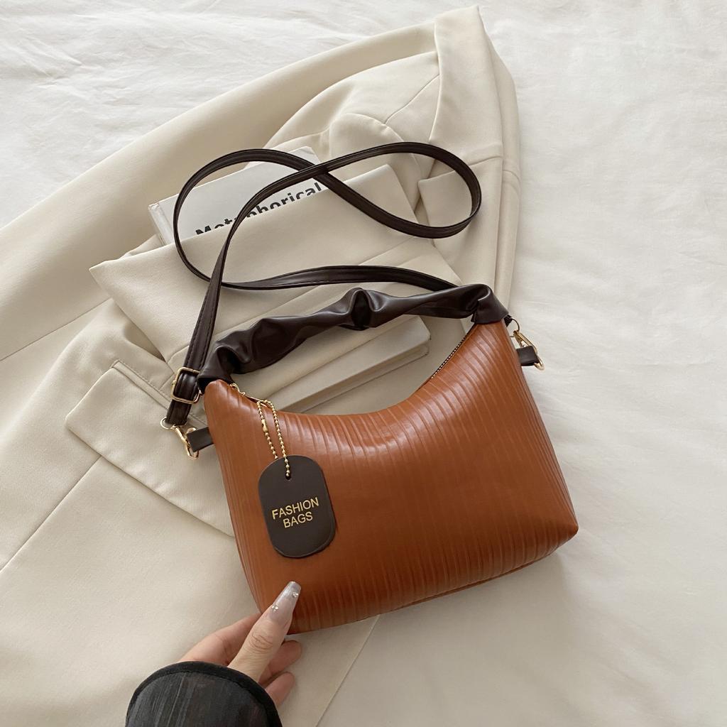 Korean version of niche pleated handbag bag women's 2025 new summer dopamine shoulder bag simple and versatile crossbody bag