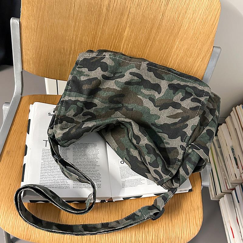 

Camouflage cloth shoulder bag men s trendy brand large-capacity casual messenger bag women s casual versatile high school bag scholar bag камуфляж зеленый
