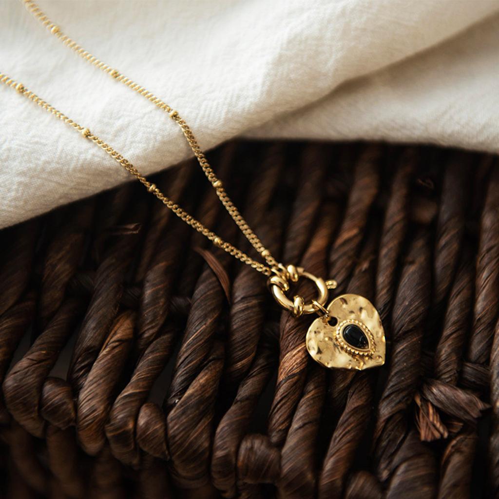 Classic French Style Metal Heart Necklace Fashionable Heart Necklace with Golden Chain Unique Neck Chain for a Chic Look