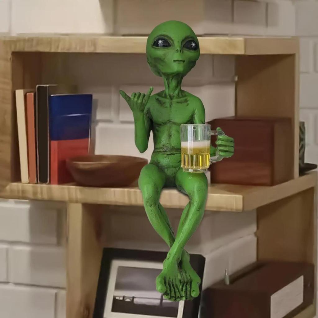 Alien Statue trinkt Bier Alien Skulptur Harz Handwerk Neuheit Lustige Schreibtischdekoration Bücherregal Büro Schreibtisch Garten Dekor