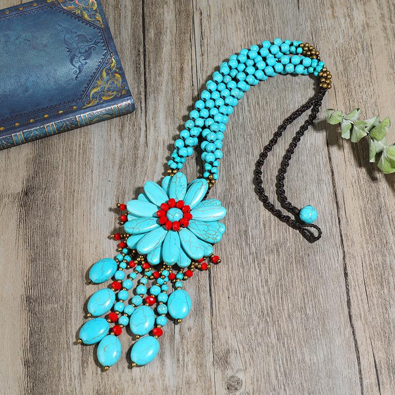 Handgefertigte Halskette im ethnischen Stil mit türkisfarbener Blume für Damen, mittellang, Temperament, personalisierte Pulloverkette, Anhänger mit Fransen und Schmuck