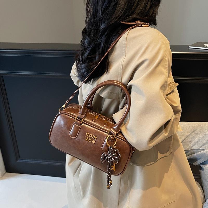 Hand carry baseball bag women's retro versatile shoulder bag autumn and winter niche high-end casual women's bag