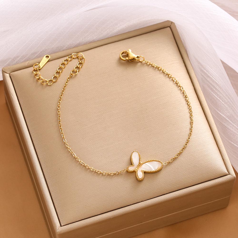 High-End Titanium Steel Four-Leaf Clover Bracelet with Shell Pendant – Durable, Fade-Resistant Design