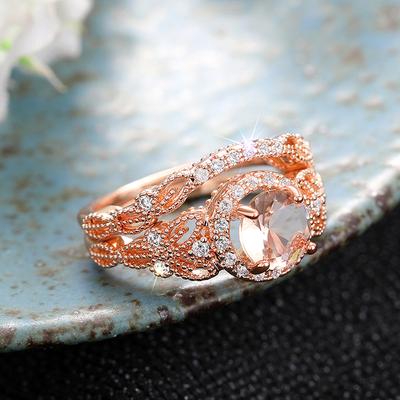 Huitan Luxus Roségoldfarbenes 2-teiliges Ring-Set für Damen Champagner Zirkonia Elegantes Damen-Accessoire Hochzeitsparty Schmuck