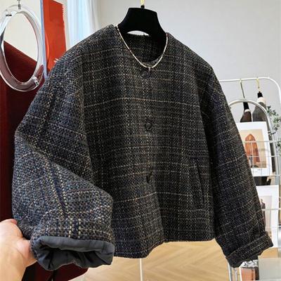 Raffinierte und gemütliche Damenjacke mit Wollmaterial und klobigem Blumenmuster