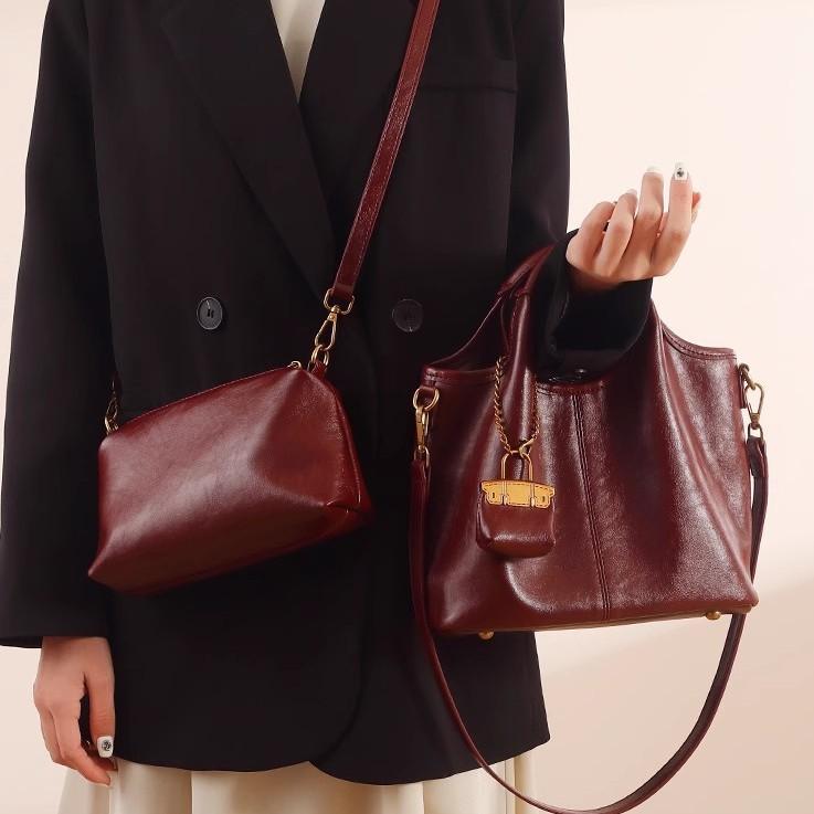 The Red Bag with Bright Leather for The Bride's Wedding Underarm Bag Can Be Used Daily As A Crossbody Wedding Bag