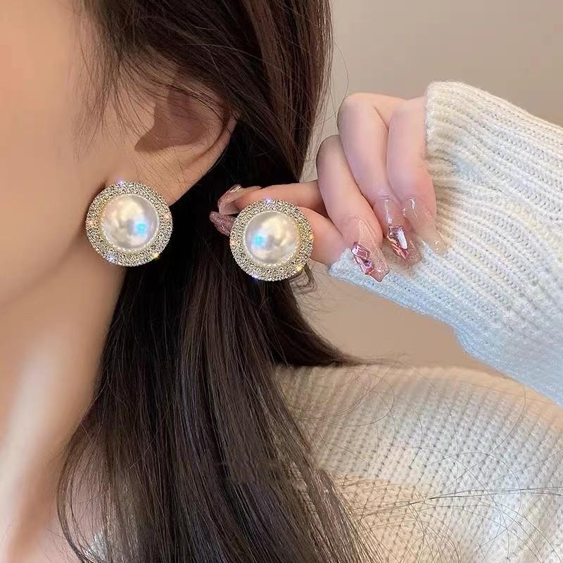 French elegance, high-end pearl super fairy stud earrings, personalized design, niche temperament, versatile and sweet earrings.
