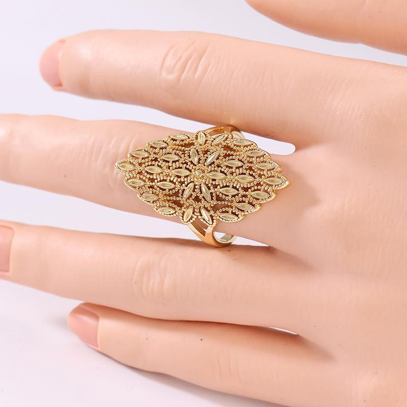 Vintage Handgeschnitzter Hohlblumen Damenring Klassische Goldfarbe Metall Geometrie Tägliches Tragen Party Schmuck Jubiläumsgeschenk