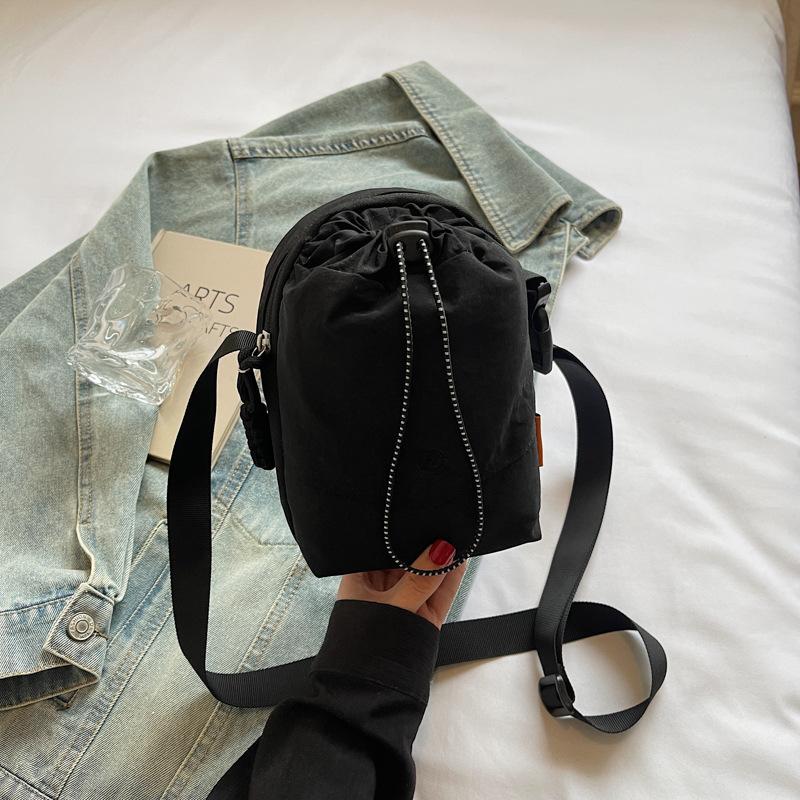 Niche design casual simple texture fashion trend bucket bag 2025 summer personalized women's shoulder messenger bag