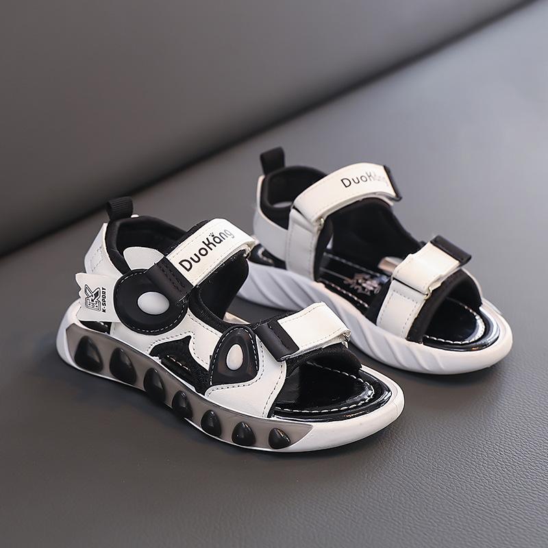 Girls sandals summer 2025 new little girl non-slip soft-soled princess shoes non-slip medium and older children's beach shoes