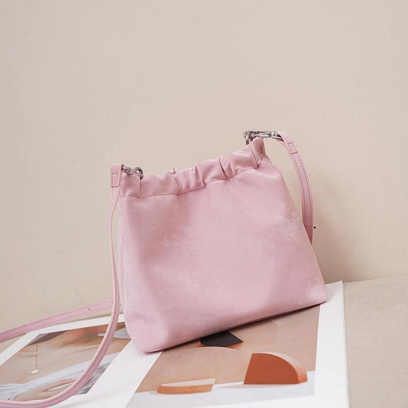 

Женская сумка из натуральной кожи Новый китайский стиль Национальный стиль Сумка из коровьей кожи для женщин 2025 Новая весна-лето Плиссированная сумка-облако Одно плечо Кроссбоди 22*18*8 розовый