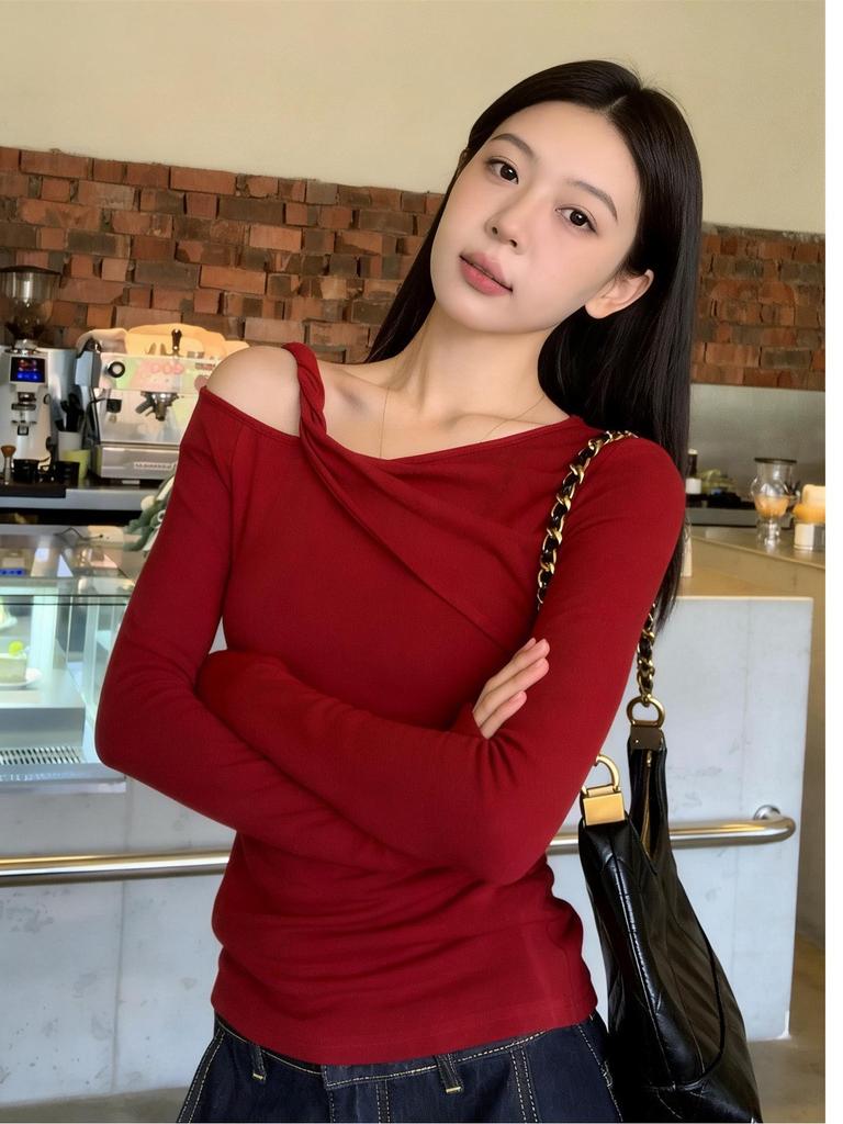 Koreanisches scharfes rotes One-Shoulder-Langarm-Camisole - Figurschmeichelndes Nischen-Top für Damen