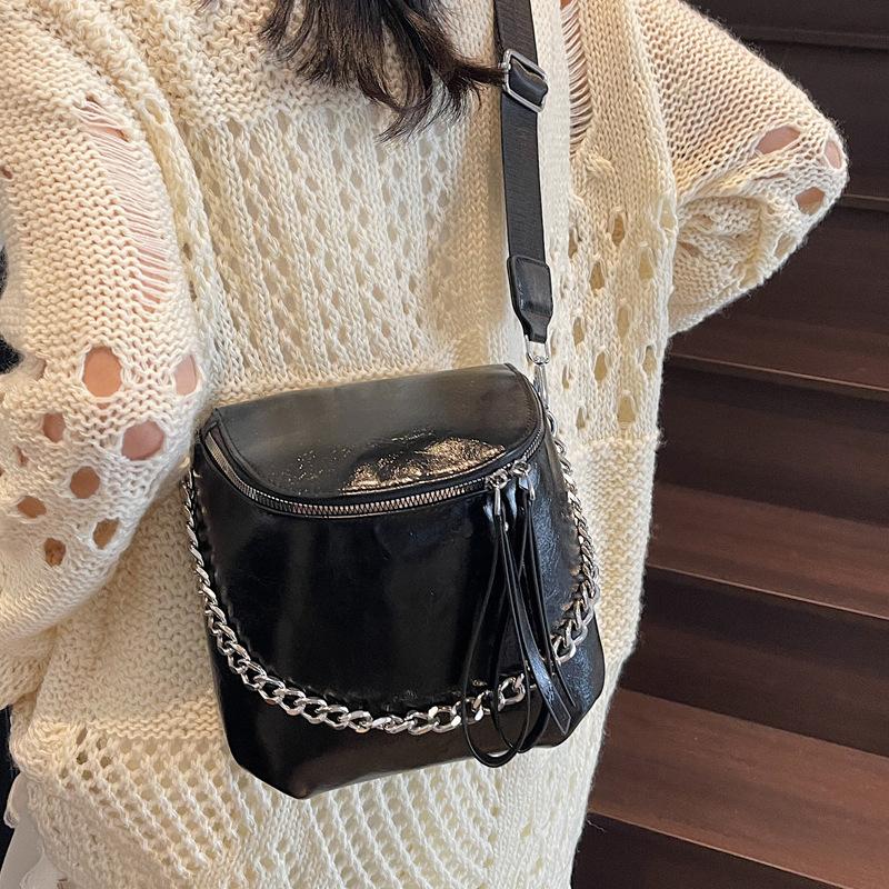 Korean Version Niche Design Saddle Bag Women's 2025 New Fashion Chain Messenger Bag Casual Sports Style Shoulder Bag Tide