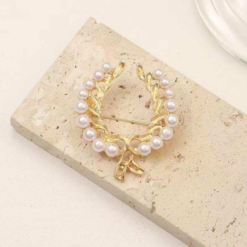 

1pc Elegant Model Pearl Gold Branch Flower Wreath Brooch Showcases Retro Noble Temperament Adding Elegant Charm To Dressing