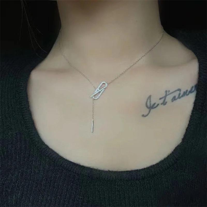 Elegant Pig Nose Diamond-Studded Clavicle Necklace – Trendy and Personalized Design for Women
